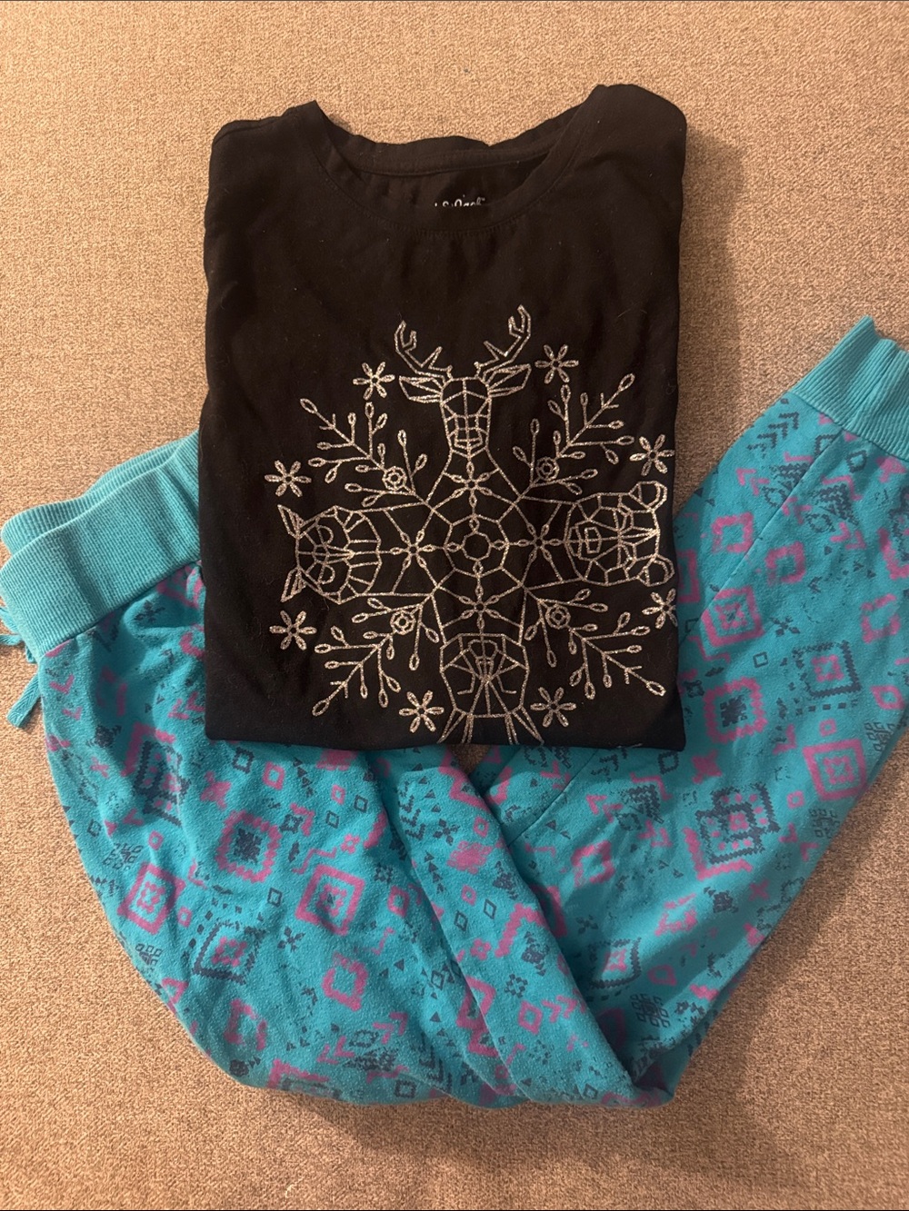 5/$15- Girl’s outfit size large